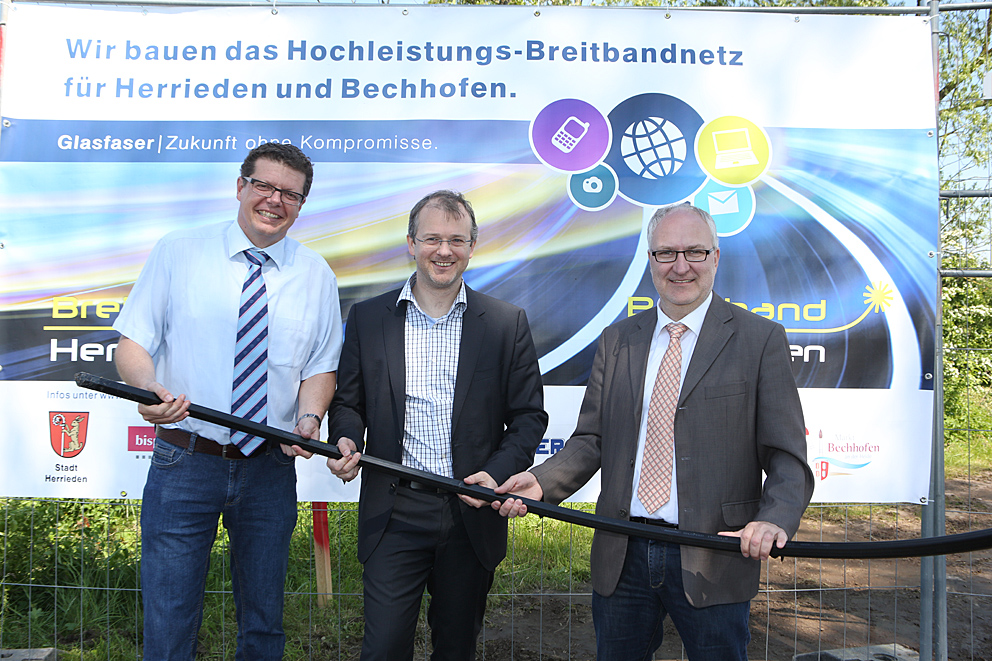 Der Spatenstich mit den Bürgermeistern Alfons Brandl (Stadt Herrieden) und Helmut Schnotz (Marktgemeinde Bechhofen) mit Johannes Bisping (bisping & bisping) und weiteren Vertretern von Kommune, Regierung und Baufirmen gab den offiziellen Startschuss zu einem der innovativsten Breitbandprojekte in Bayern.